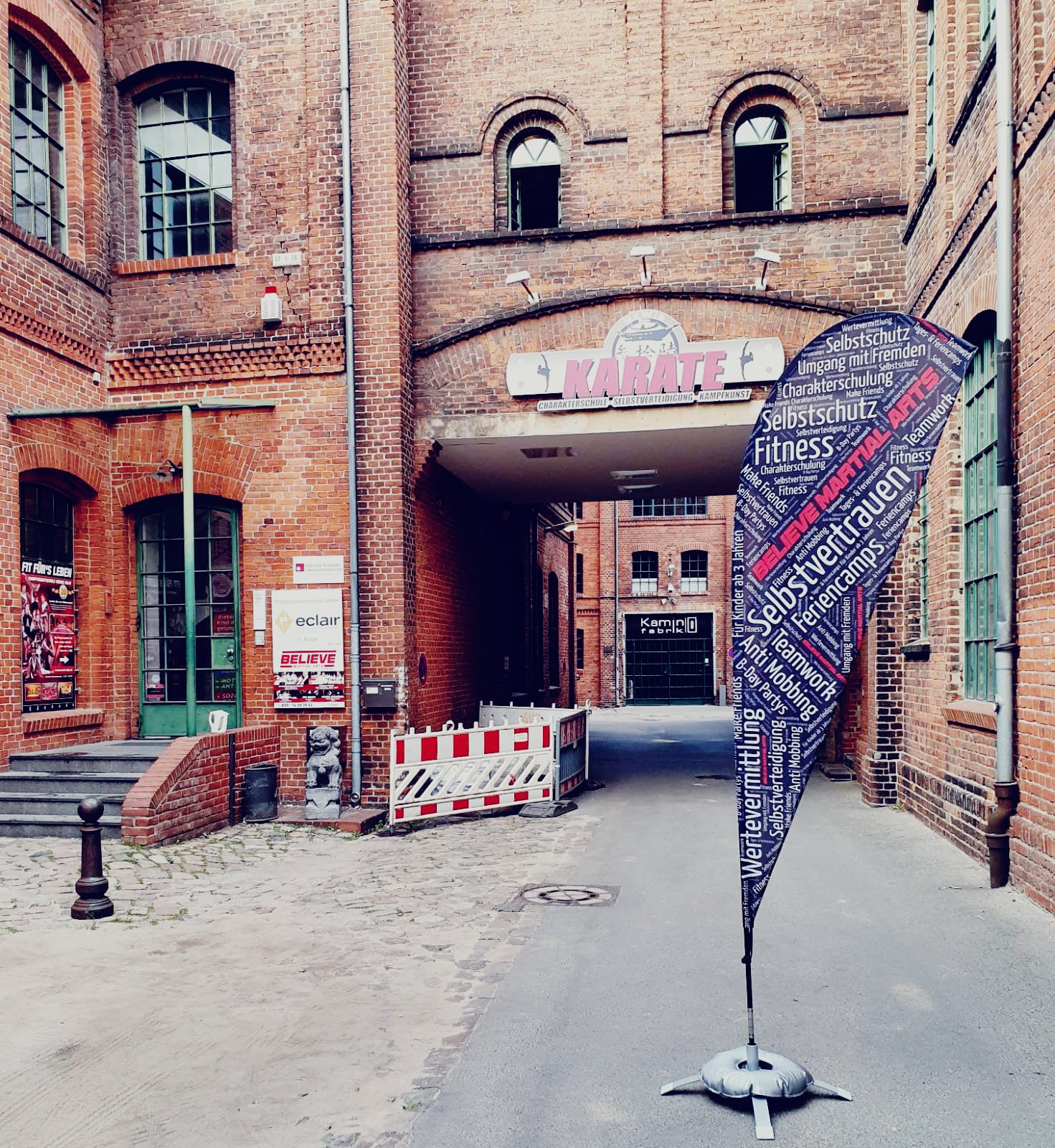 links Treppenaufgang zur Kampfkunstschule in der 1.Etage